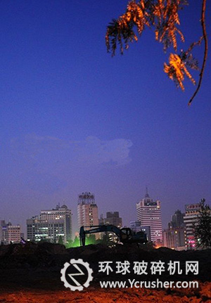 建筑垃圾已經(jīng)被清運一空，現(xiàn)場正在進(jìn)行掃尾