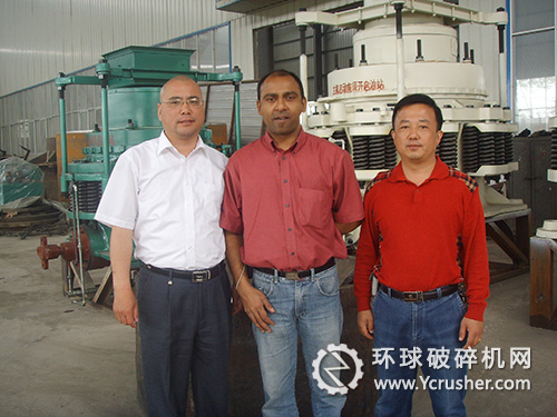 鑫海礦機(jī)總經(jīng)理和外貿(mào)部經(jīng)理協(xié)同工程師與巴基斯坦客戶合影