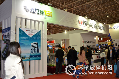 福建南方路面機械有限公司展臺前客戶咨詢