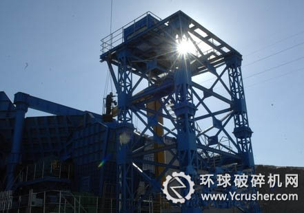 系統(tǒng)破碎站操作室鋼結(jié)構(gòu)的安裝現(xiàn)場(chǎng)