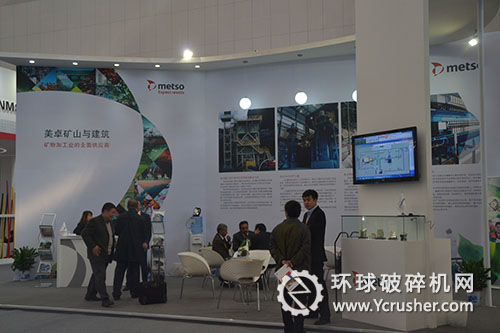 美卓礦山與建筑展臺(tái)前工作人員與客戶交談