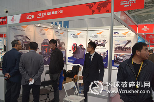 上海世邦工作人員與客戶交談