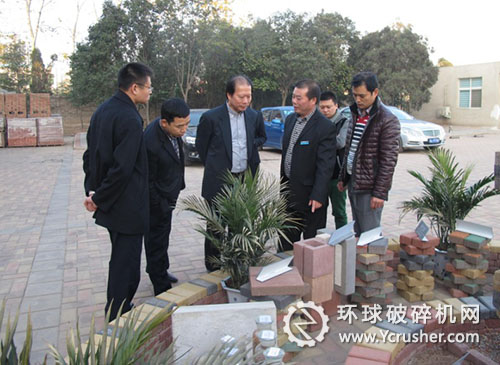  總工程師朱愛明向馬來西亞鵬業(yè)發(fā)展有限公司董事長一行詳細(xì)介紹公司各類新型環(huán)保建材