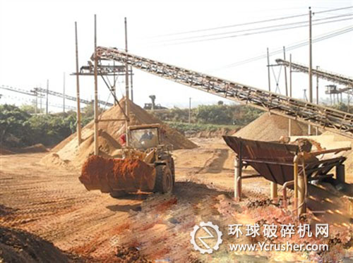 違規(guī)洗砂場內(nèi)，一臺裝載機正在作業(yè) 