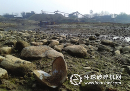 溈水河雙江口渡口　河沙源源不斷地被輸送到傳送帶上。