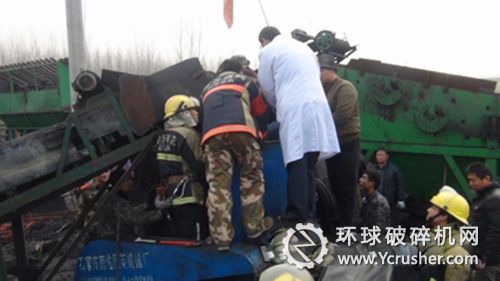 消防員營救被困人員