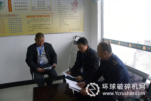 工商所執(zhí)法人員在進(jìn)行現(xiàn)場(chǎng)調(diào)解