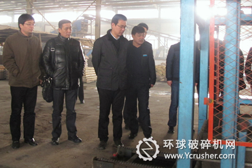 章局長(zhǎng)一行在參觀建筑廢棄物破碎線