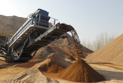 履帶可移動(dòng)破碎篩分機(jī)