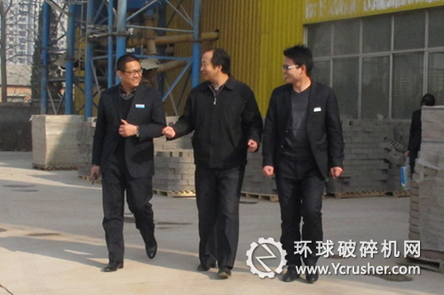 董事長(zhǎng)樊斌（左一）、工程師司常鈞（右一）陪同劉章主任參觀公司廠區(qū)