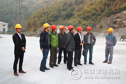 經(jīng)信局領(lǐng)導(dǎo)率隊(duì)查看臺(tái)州海螺公司資源綜合利用情況