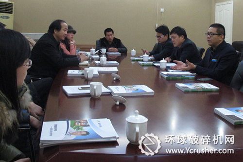 座談會(huì)上董事長(zhǎng)樊斌向劉章主任一行分析講解目前鄭州市建筑廢棄物處理現(xiàn)狀