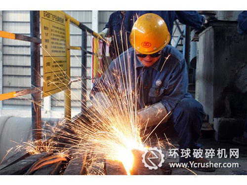 圖為劉定祥在切割球磨機(jī)襯板