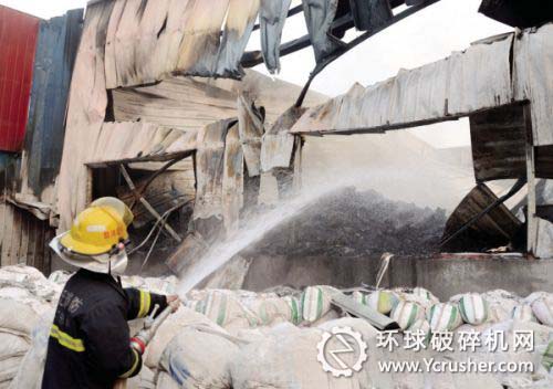 消防大隊(duì)官兵在事故現(xiàn)場(chǎng)滅火