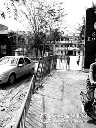  學(xué)校門口的路被超載運(yùn)砂車壓壞