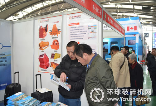 破碎機(jī)網(wǎng)客戶為前來咨詢的客戶講解