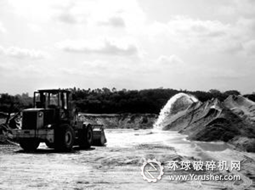 &ldquo;黑&rdquo;砂場正在非法采砂