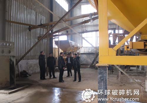 領(lǐng)導(dǎo)們參觀公司生產(chǎn)車間