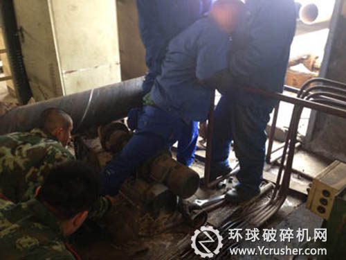 消防員正在破拆鋼管輸送機(jī)