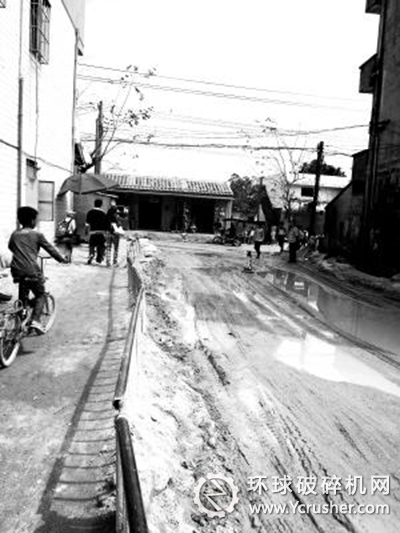  學(xué)校用欄桿攔路為學(xué)生開路