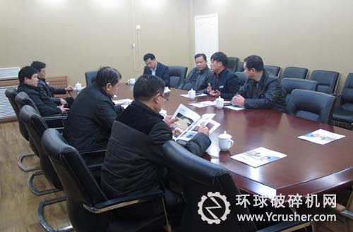 常務(wù)副總經(jīng)理賈紅衛(wèi)與領(lǐng)導(dǎo)們就開封市建筑垃圾現(xiàn)狀討論處置辦法
