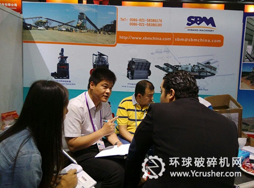 世邦工作人員和海外客商進(jìn)行交流