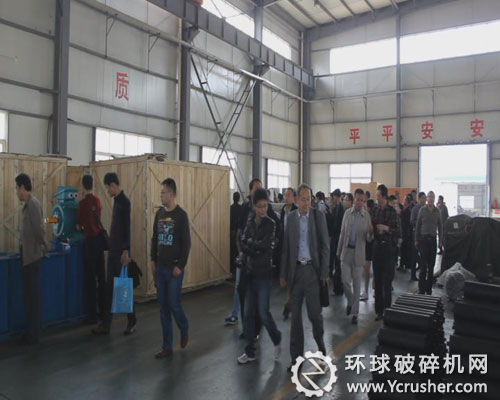 參會代表參觀力博重工公司生產(chǎn)基地