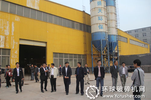  國家住建部建筑垃圾調(diào)研團(tuán)及各部門領(lǐng)導(dǎo)參觀公司生產(chǎn)車間