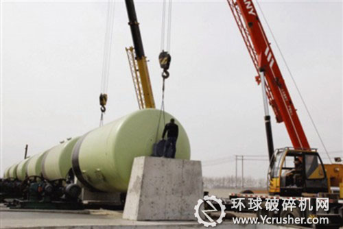 圖為技術(shù)工人正在安裝球磨機設(shè)備