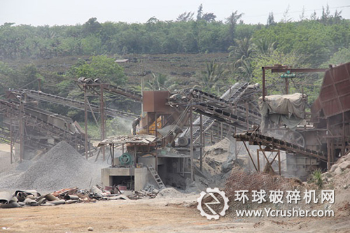 　海口市環(huán)保局對(duì)轄區(qū)內(nèi)的采石場(chǎng)污染進(jìn)行專項(xiàng)整治