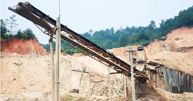 非法小砂石礦作業(yè)現(xiàn)場