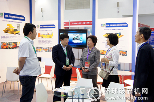 山東華特磁電工作人員展會(huì)上與客戶(hù)交流