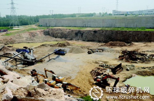 被黃島區(qū)環(huán)保局勒令停工后,21日,該企業(yè)還在違規(guī)作業(yè)。