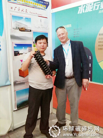 玉田恒通彈簧工作人員與外國客戶合影留念