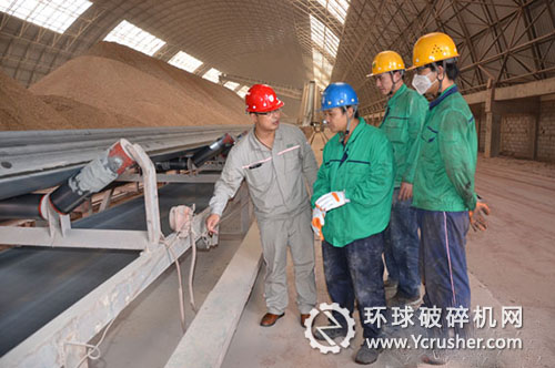 取煤皮帶兩端裝有防護(hù)欄，防止工人與機(jī)器直接接觸