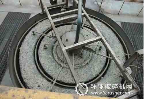 來到選礦廠，首先看到9臺球磨機(jī)一字排開，巨大的轟鳴聲充斥著整個廠房，不管是球磨機(jī)、浮選還是精選，也許只能這樣評價它們：吃進(jìn)去的是銅礦石，擠出的是銅精礦