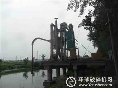 糧食輸送機牽引管墜落 搬運工被砸暈(