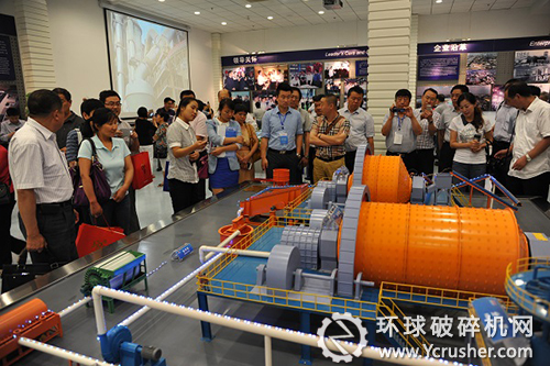 與會(huì)代表參觀北方重工展覽室  