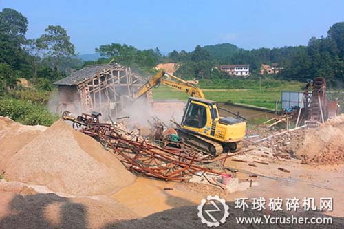 強(qiáng)制拆除非法采砂洗砂點(diǎn)