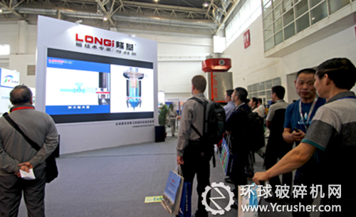 國內(nèi)外觀眾駐足隆基展位觀看設備原理演示  