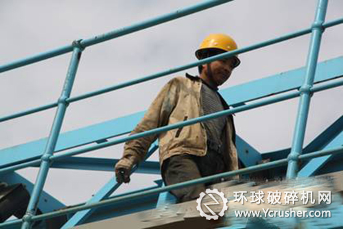 施工人員通過輸送帶行人通道進(jìn)行高空作業(yè)。