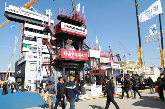 南方路機(jī)寶馬展現(xiàn)場簽約4套履帶式移動(dòng)破碎設(shè)備