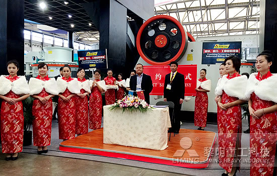 黎明重工寶馬展現(xiàn)場客戶簽約