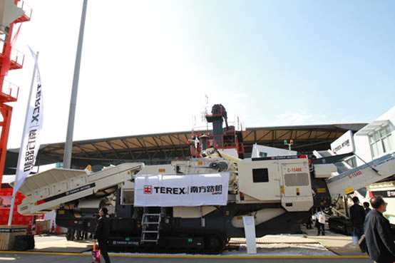 南方路機(jī)寶馬展現(xiàn)場簽約4套履帶式移動(dòng)破碎設(shè)備