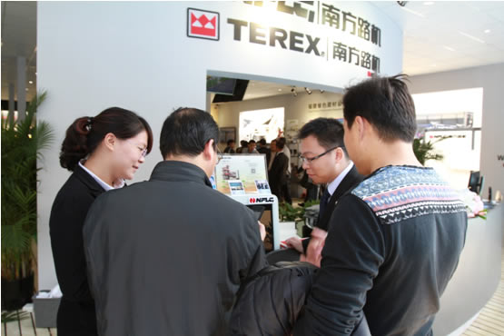 南方路機(jī)寶馬展現(xiàn)場簽約4套履帶式移動(dòng)破碎設(shè)備