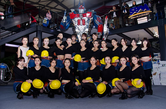    世邦機(jī)器禮儀團(tuán)隊(duì)負(fù)責(zé)人企業(yè)文化傳播部常婕表示：&ldquo;此次禮儀服裝不同于往常，采用創(chuàng)新的工裝風(fēng)格，體現(xiàn)世邦機(jī)器行業(yè)屬性的同時(shí)，主要考慮與鋼架叢生的現(xiàn)代&lsquo;工業(yè)森林&rsquo;展臺設(shè)計(jì)相融合，也希望大家對重工行業(yè)過往的傻大笨粗的認(rèn)識能有所改觀，真正能關(guān)注實(shí)業(yè)對國家發(fā)展的重要作用，發(fā)現(xiàn)實(shí)業(yè)的酷和美。&rdquo;