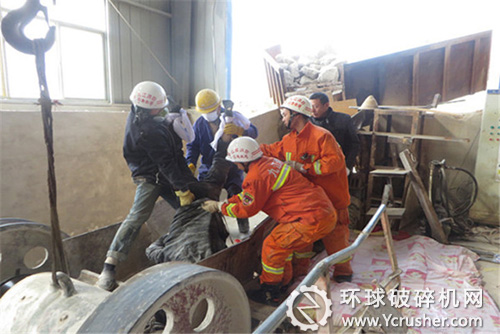 消防人員救援現(xiàn)場(chǎng)