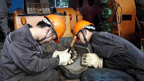 圖為工作人員正在搶修