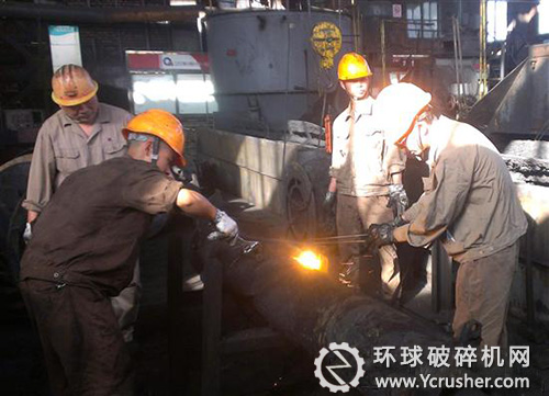 圖為職工對(duì)414#浮選機(jī)進(jìn)行大修