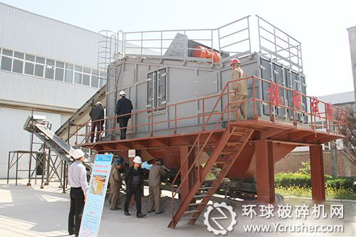 專家委員在振動試驗臺進行現(xiàn)場觀摩